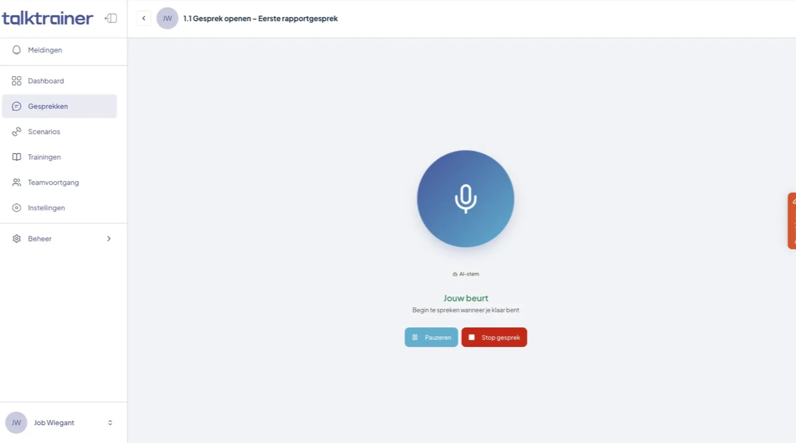 Het scherm tijdens een live oefengesprek in TalkTrainer: de AI-gesprekspartner wacht op jouw beurt, met de knoppen om te pauzeren of te stoppen.